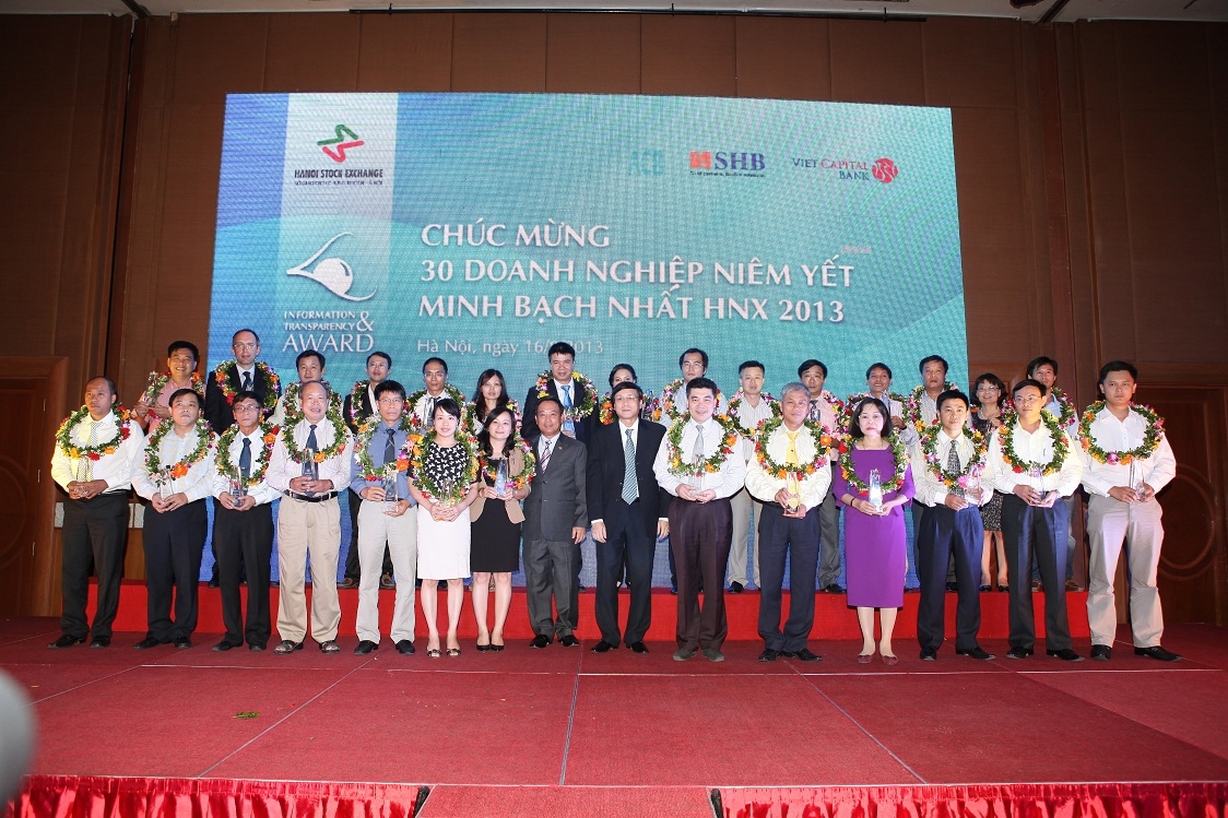 Lãnh đạo Uỷ ban Chứng khoán Nhà nước và HNX tôn vinh 30 DNNY minh bạch nhất năm 2013
